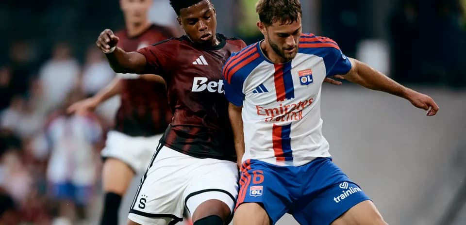 Lyon y Sparta Praha luchando por el balón