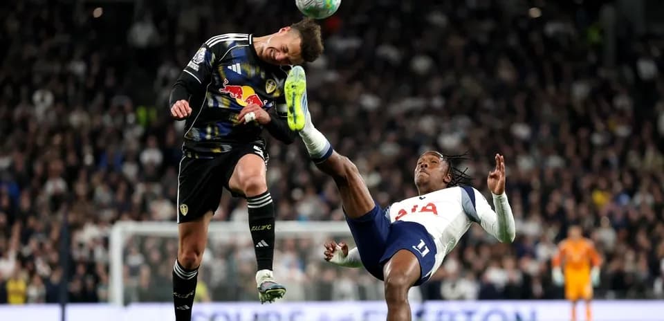 Portero de Leeds evitando un tiro de jugador de Tottenham