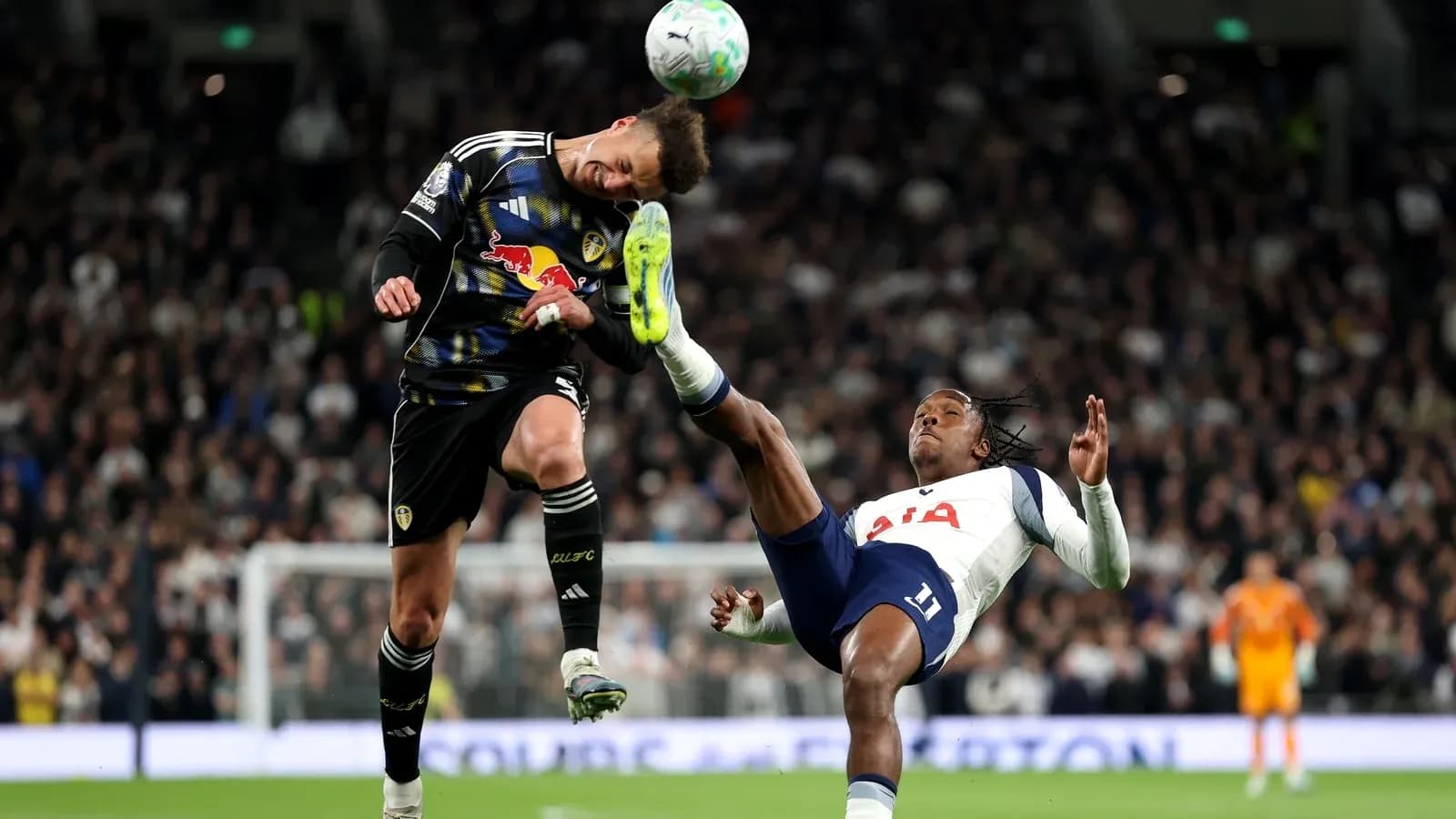 Portero de Leeds evitando un tiro de jugador de Tottenham