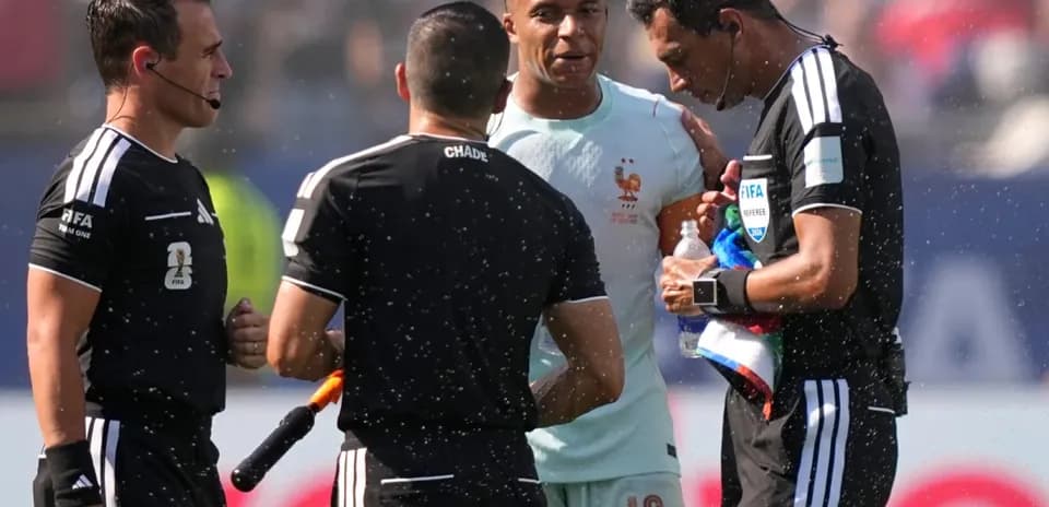 Jugador hablando con árbitros durante el partido