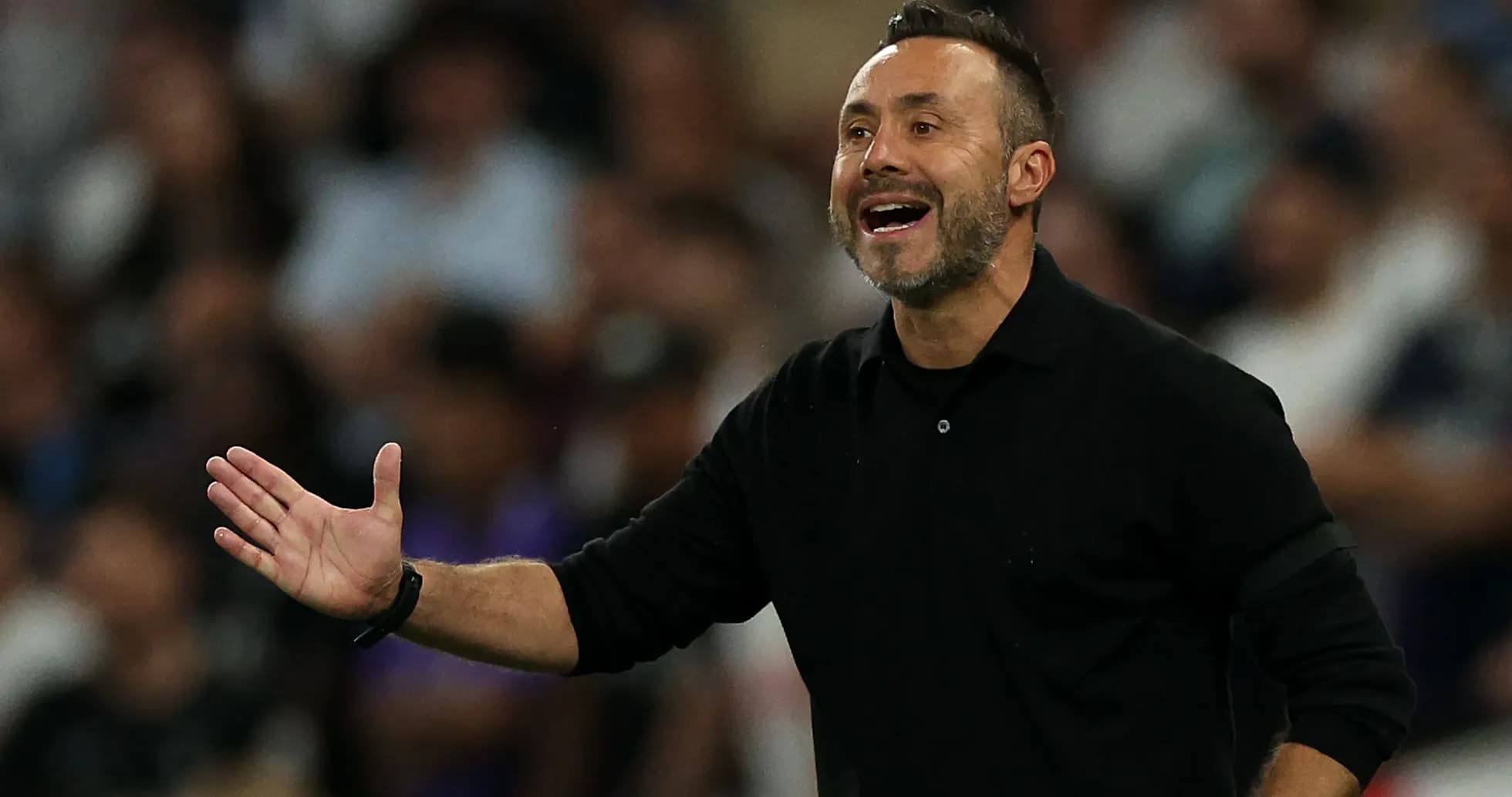 Entrenador dirigiendo desde la línea de banda