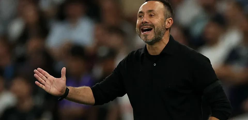 Entrenador dirigiendo desde la línea de banda