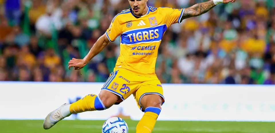 Jugador de Tigres UANL pateando el balón