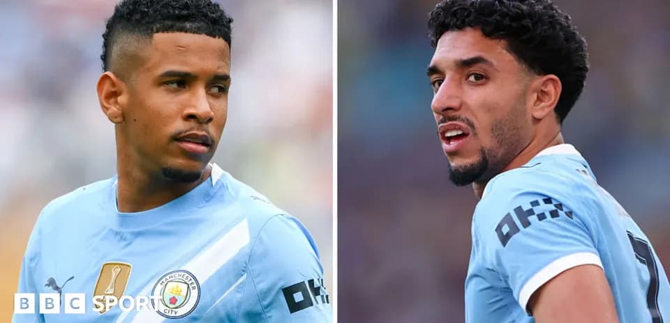 Dos jugadores de Manchester City en uniforme azul
