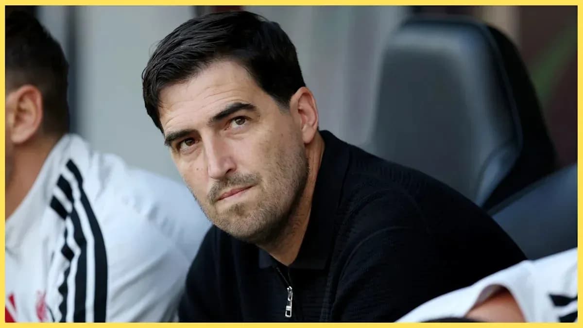 Entrenador observando desde el banquillo del equipo