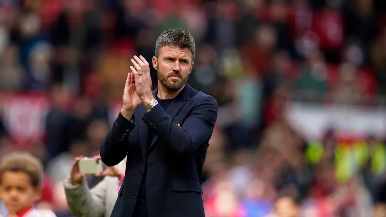 Entrenador aplaudiendo al público en el estadio