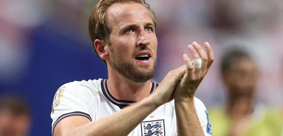 Jugador aplaudiendo tras el partido con Inglaterra