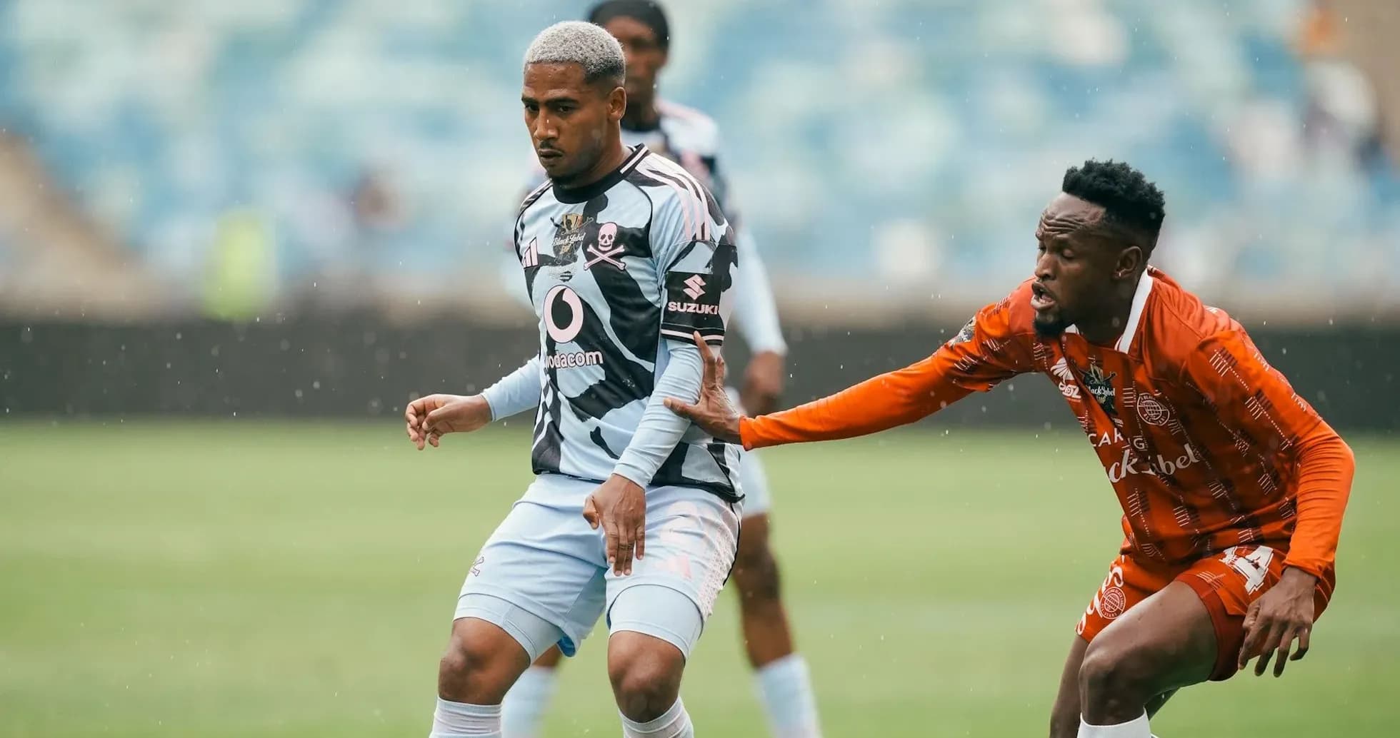 Jugador de equipo azul esquivando a oponente en campo