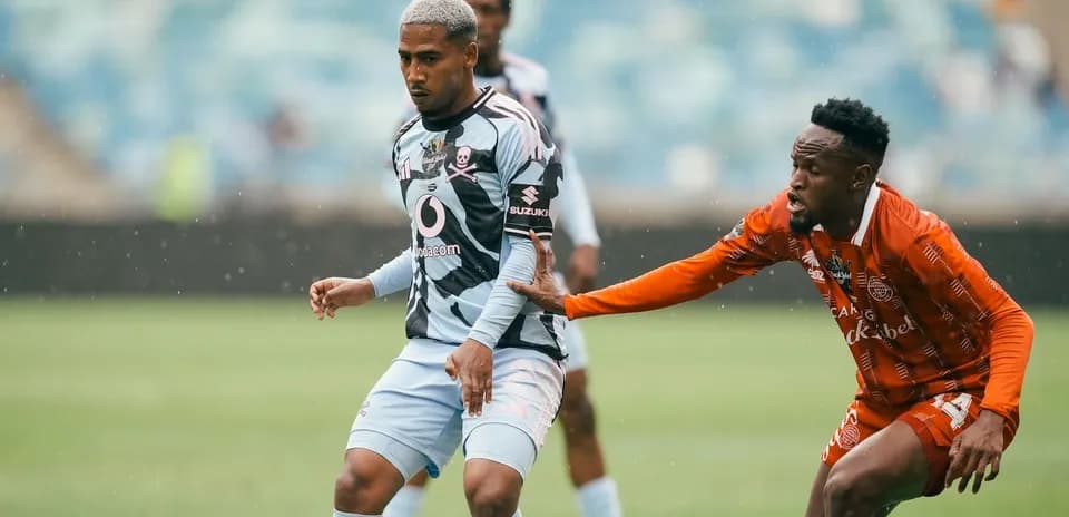 Jugador de equipo azul esquivando a oponente en campo