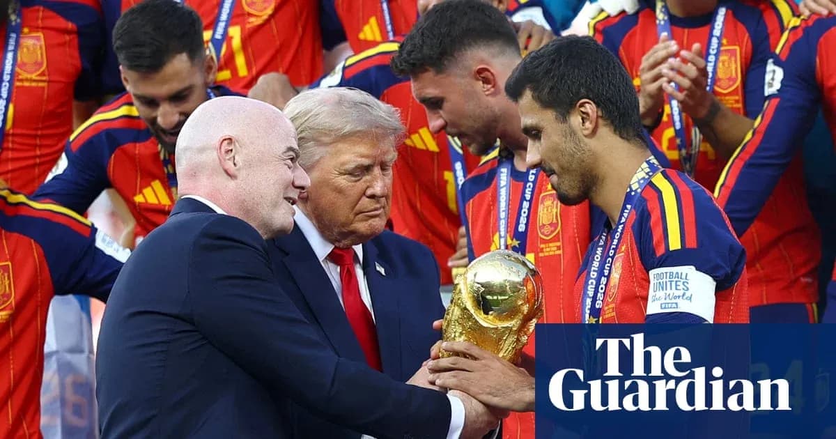 Entrega de la Copa del Mundo a jugadores españoles