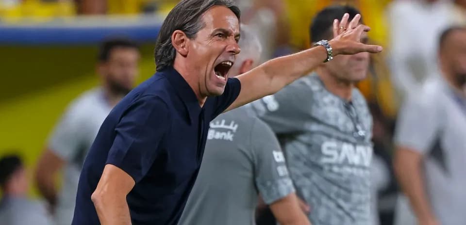 Entrenador dirigiendo desde la línea de banda