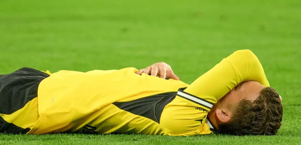 Jugador tendido en el césped tras una caída