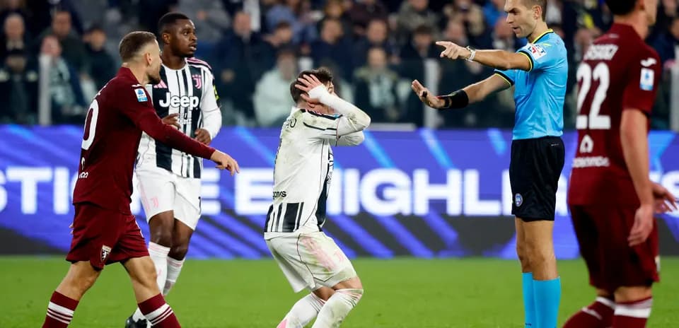 Jugadores de Torino y Juventus en acción