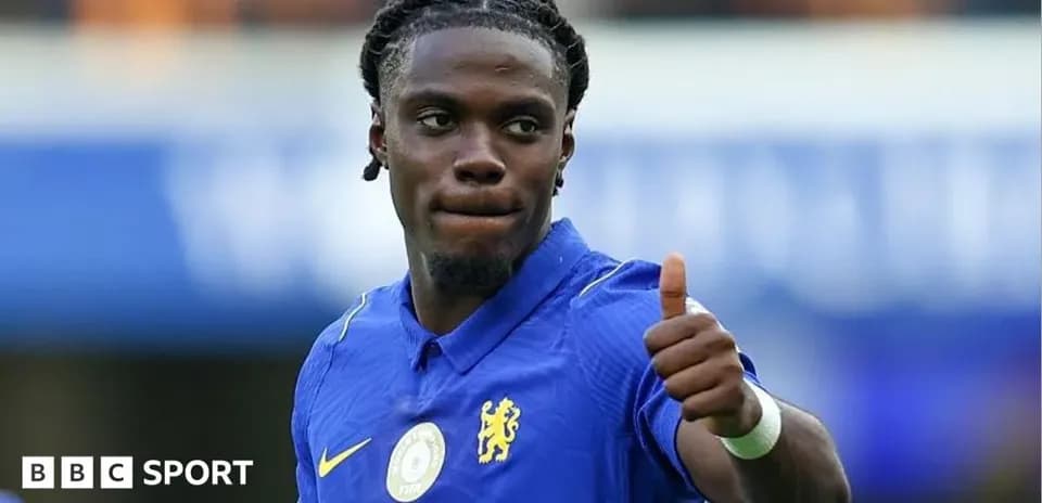 Jugador de Chelsea levantando el pulgar durante el partido