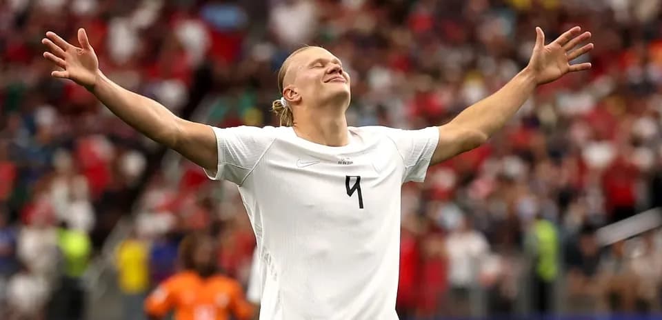 Jugador celebrando con los brazos extendidos en partido