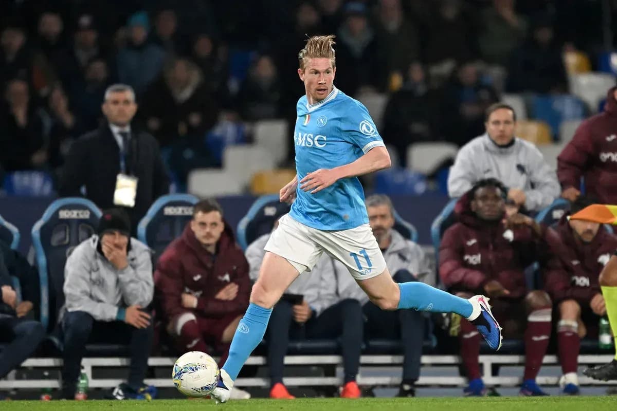 Jugador de Napoli corriendo con el balón durante el partido