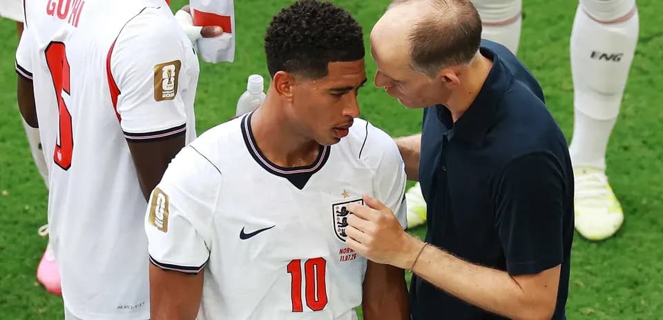 Jugador inglés recibiendo instrucciones del entrenador