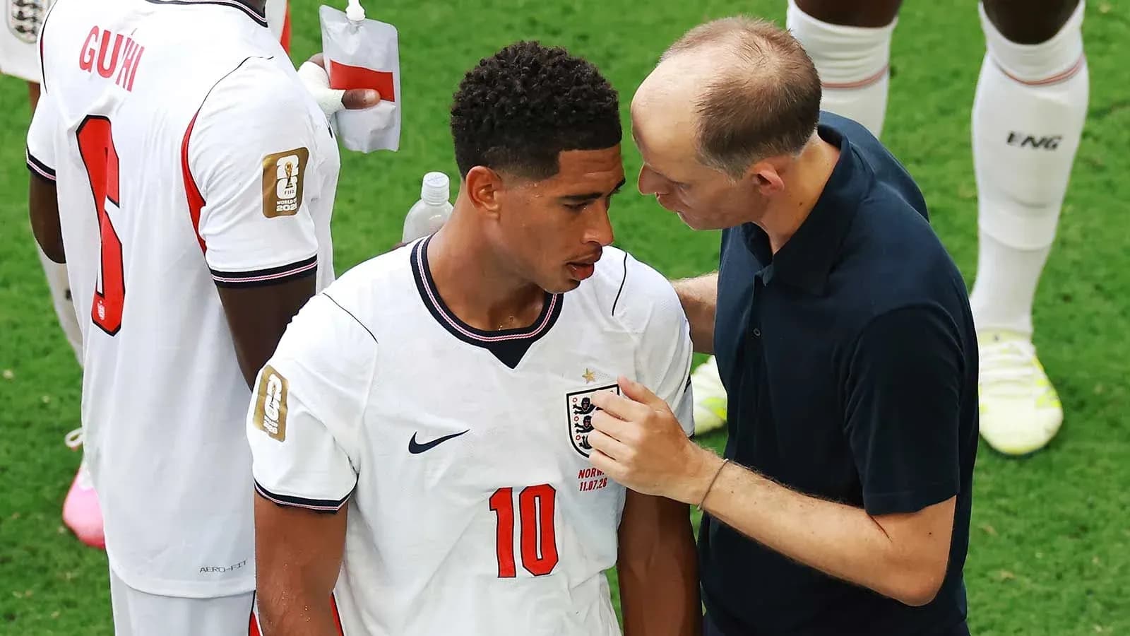 Jugador inglés recibiendo instrucciones del entrenador