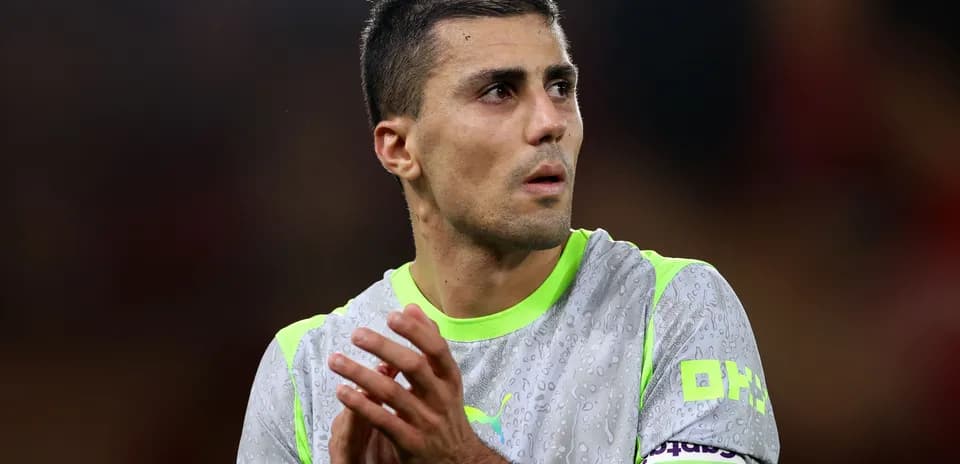 Jugador aplaudiendo con camiseta de entrenamiento
