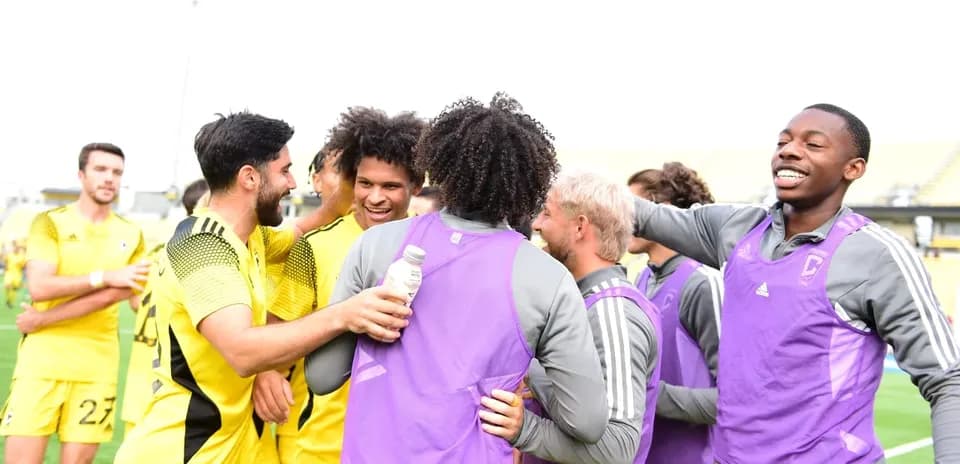 Jugadores celebrando en el campo de juego