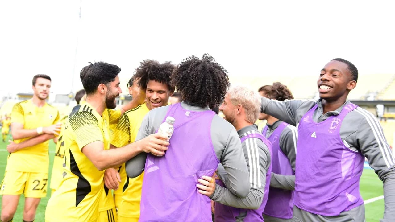 Jugadores celebrando en el campo de juego