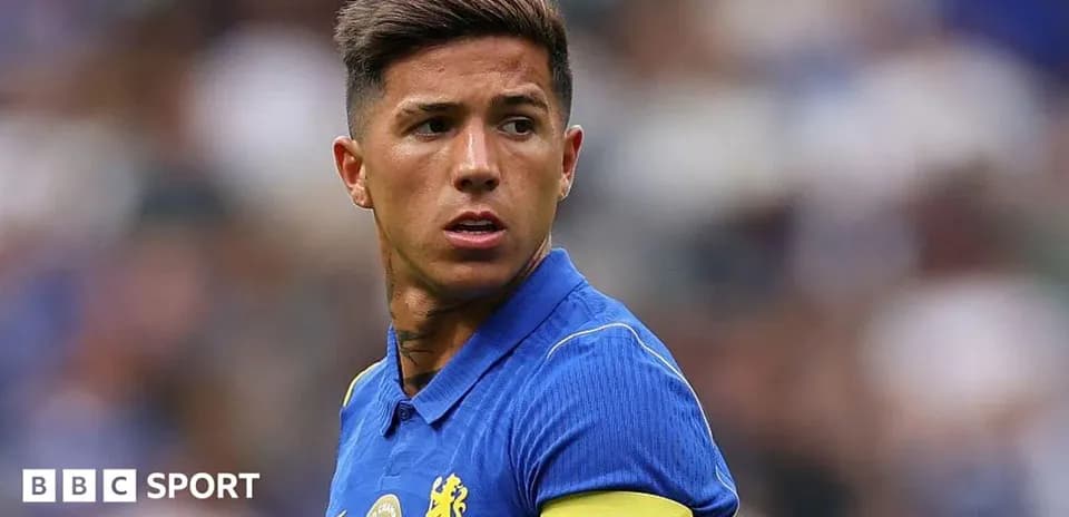 Jugador de Chelsea con camiseta azul y cinta de capitán