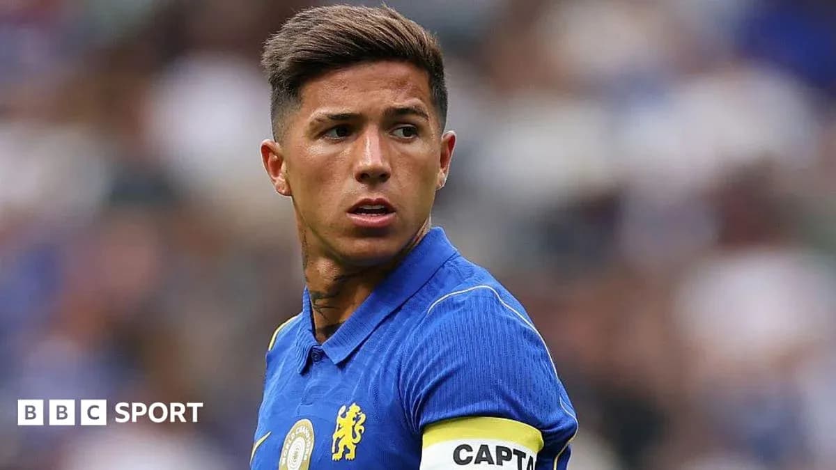 Jugador de Chelsea con camiseta azul y cinta de capitán
