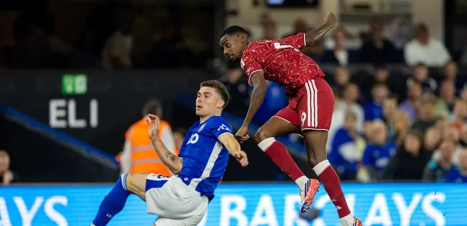 Jugador de Ipswich deslizándose para quitar el balón