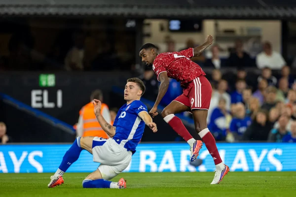 Jugador de Ipswich deslizándose para quitar el balón