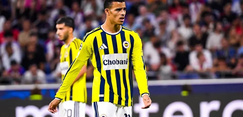 Jugador de Fenerbahçe en partido con camiseta amarilla y azul