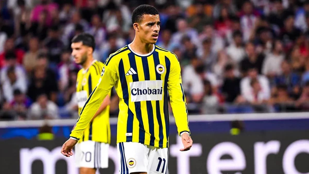 Jugador de Fenerbahçe en partido con camiseta amarilla y azul