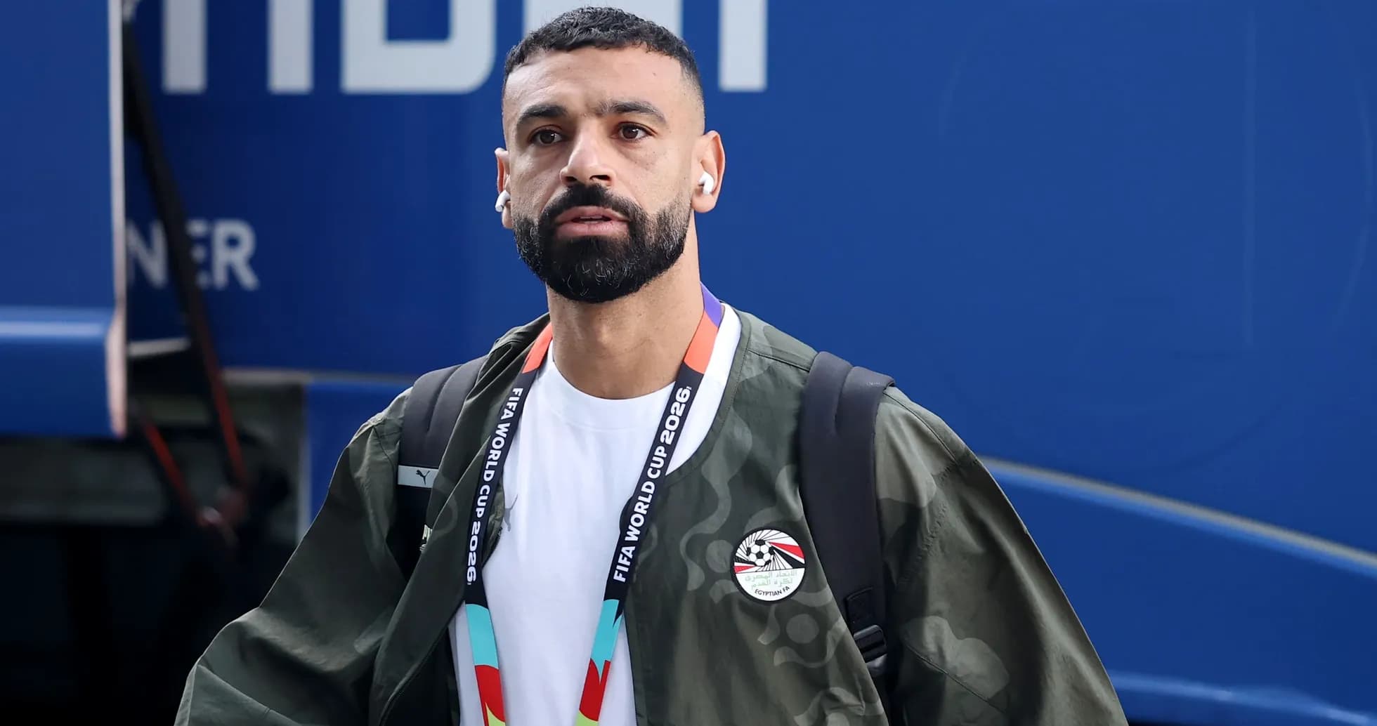 Jugador llegando con auriculares y chaqueta camuflada