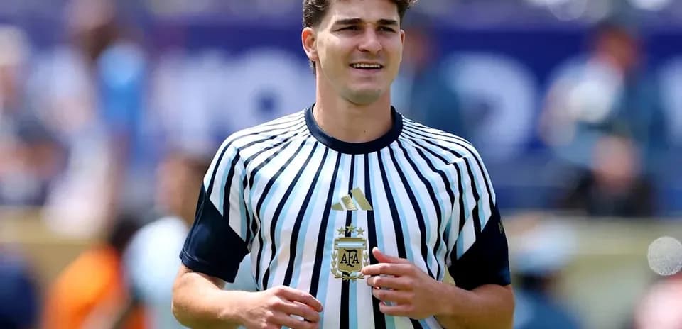 Jugador argentino con camiseta de rayas en el campo