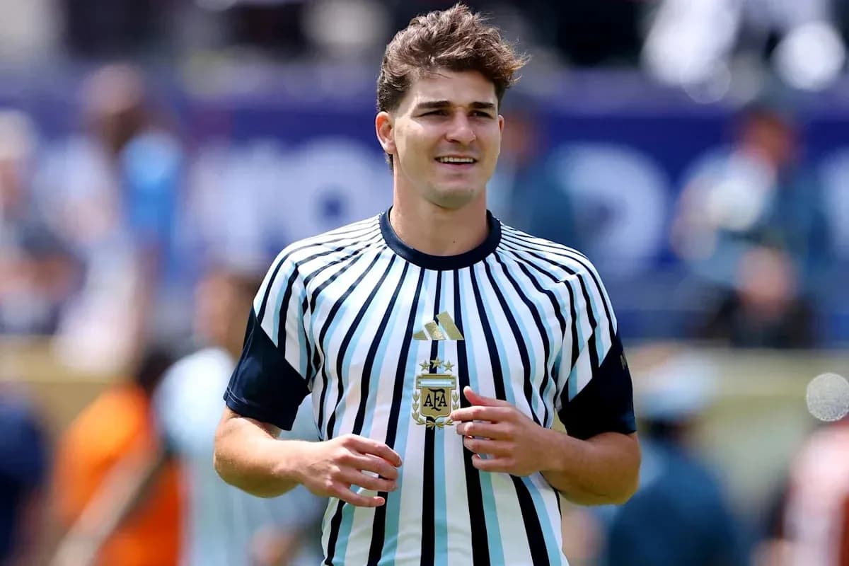Jugador argentino con camiseta de rayas en el campo