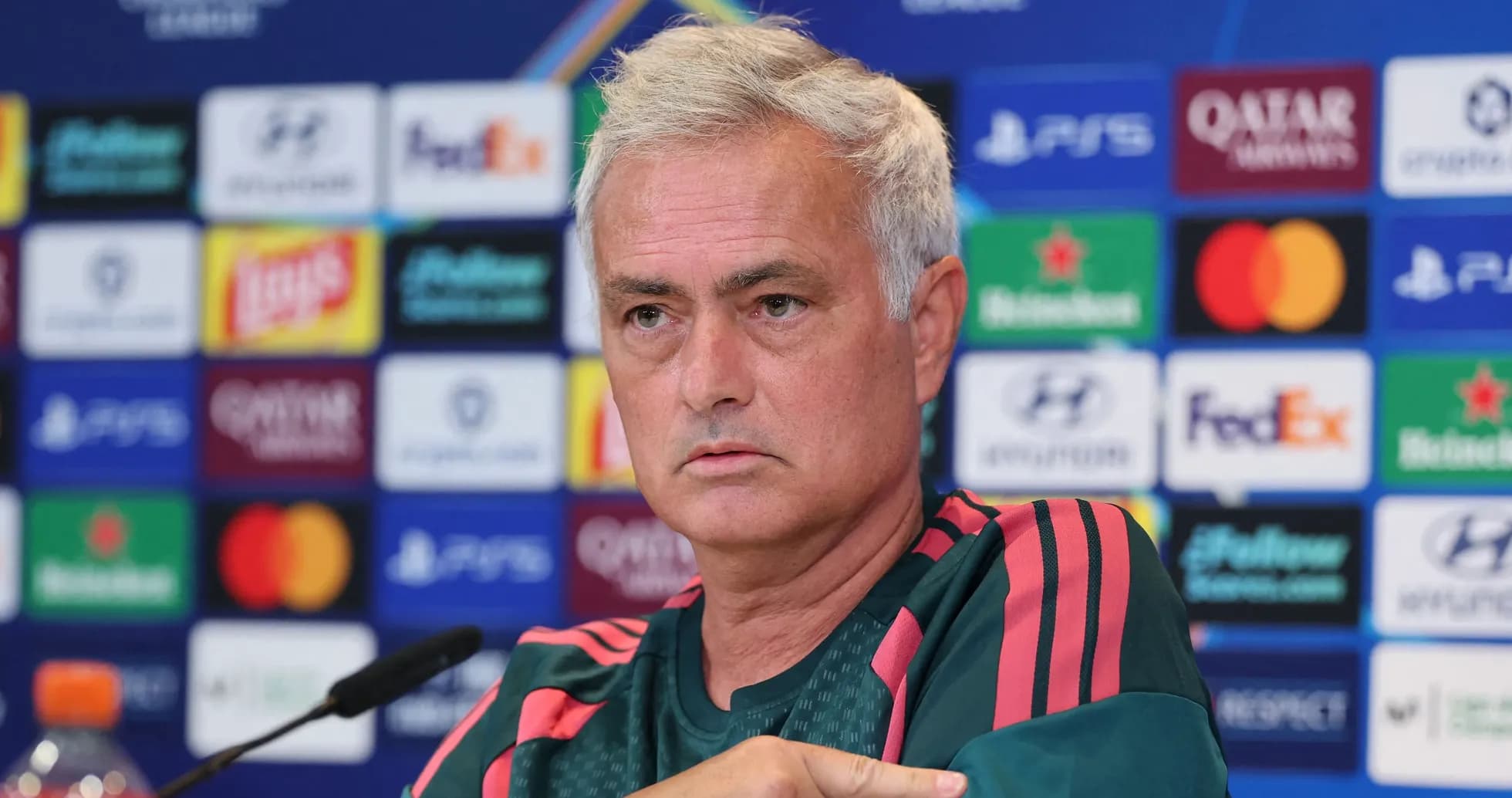 Entrenador en conferencia de prensa antes del partido