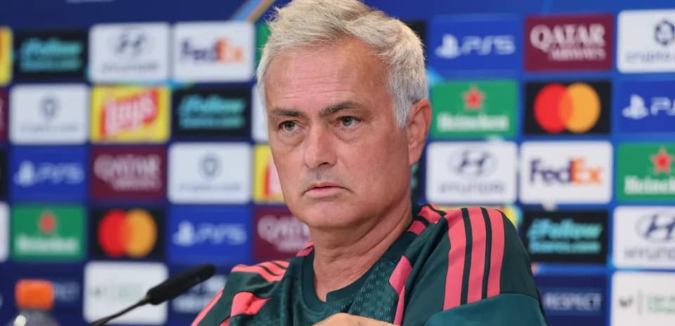 Entrenador en conferencia de prensa antes del partido