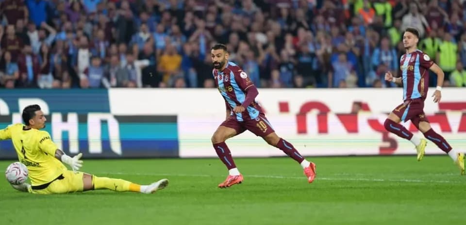 Jugador de Trabzonspor superando al portero rival
