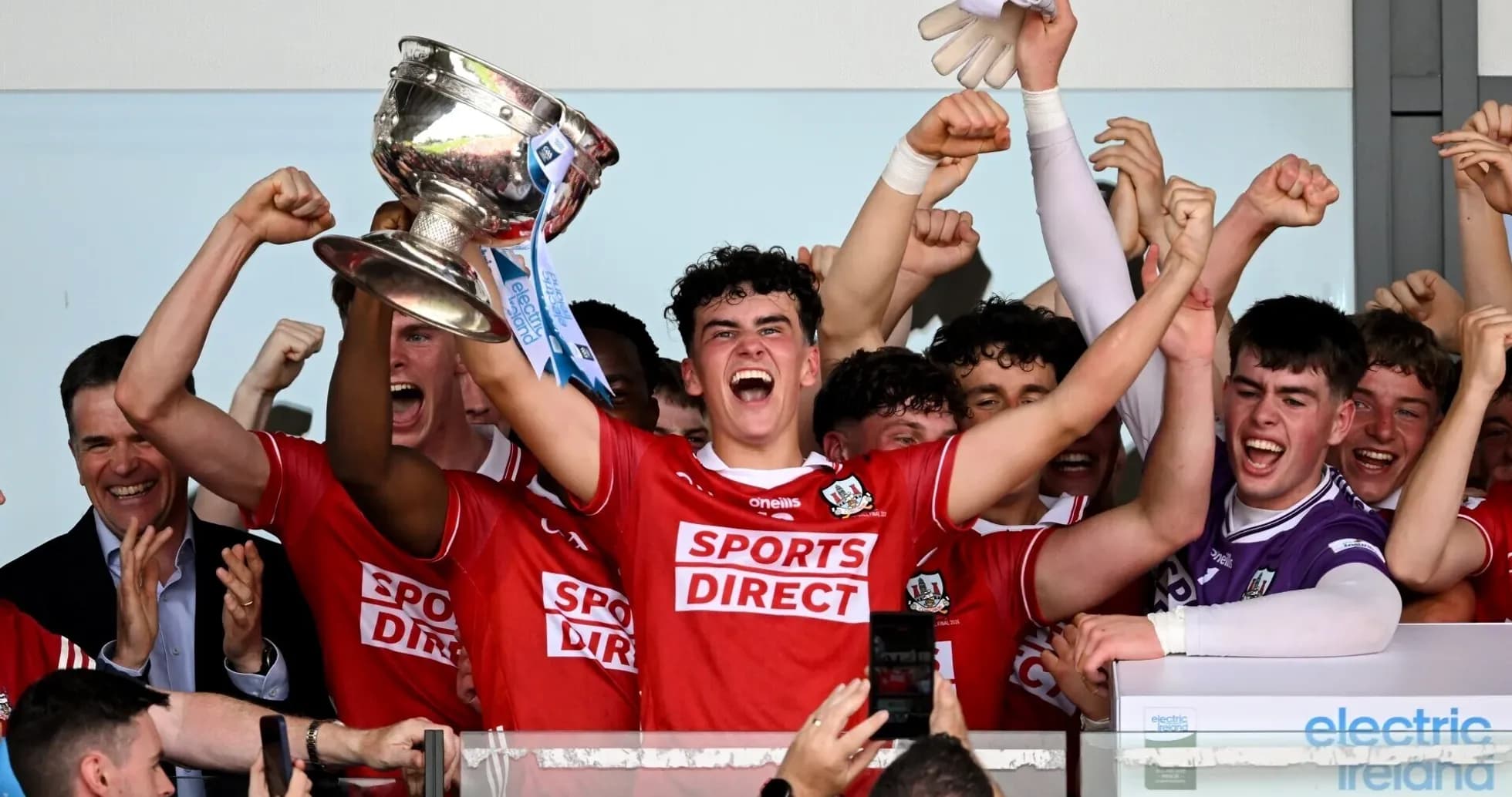 Jugadores levantando un trofeo en celebración