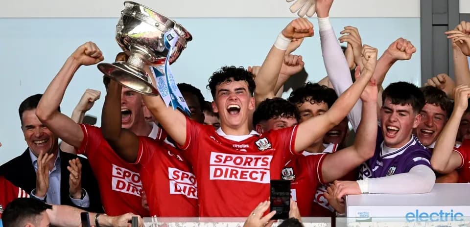 Jugadores levantando un trofeo en celebración