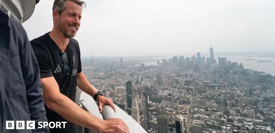 Hombre en mirador con vista panorámica de Nueva York