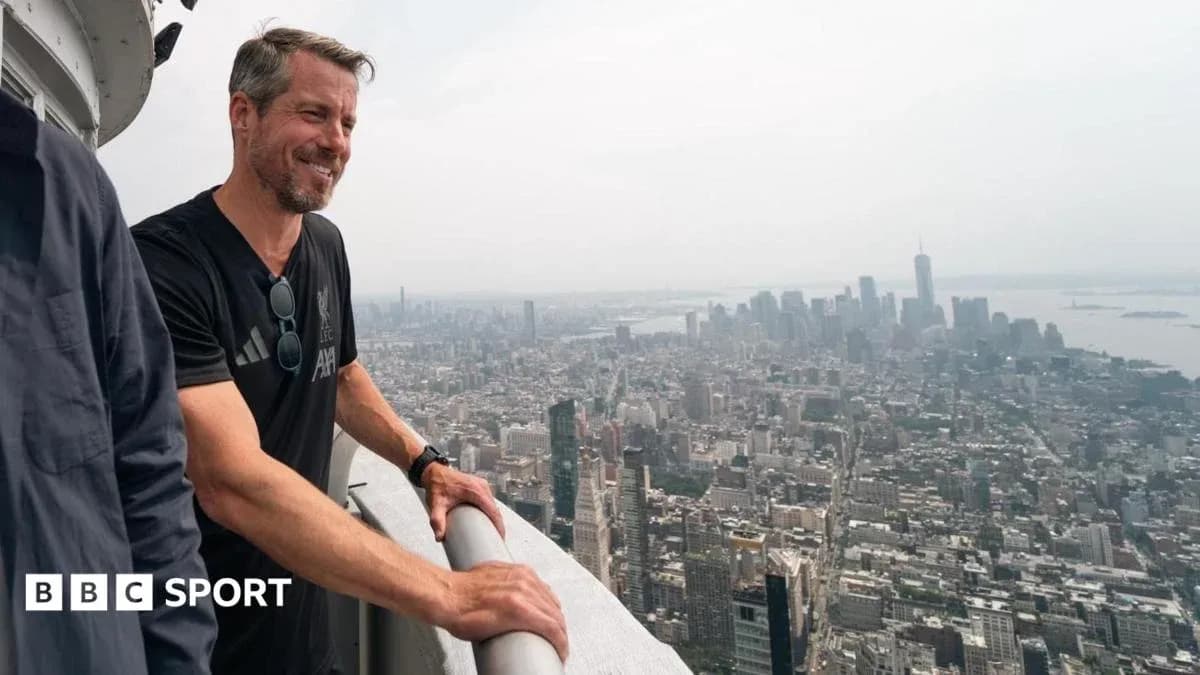 Hombre en mirador con vista panorámica de Nueva York