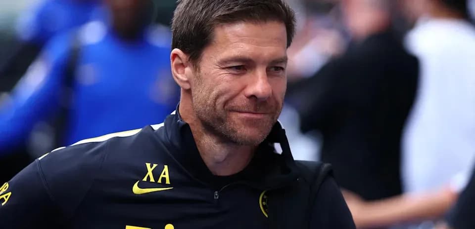 Entrenador sonriendo durante evento deportivo
