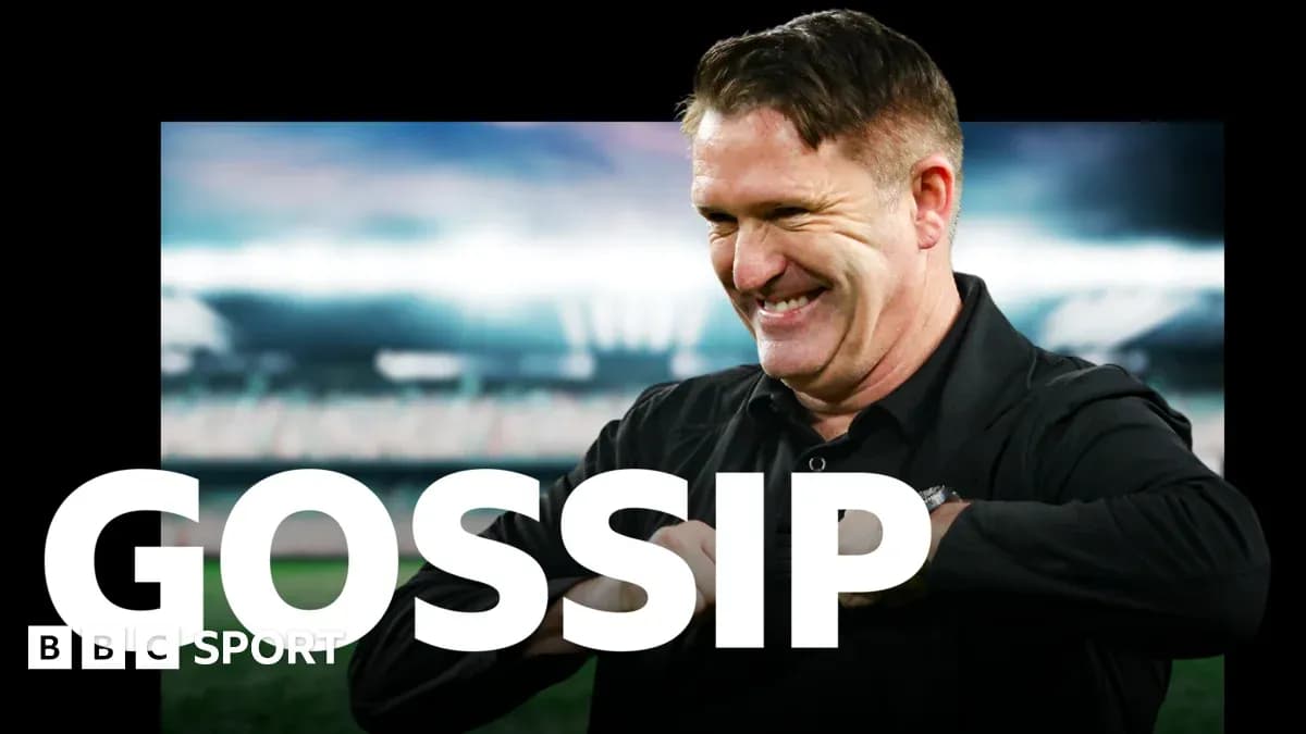 Entrenador sonriendo en conferencia de prensa deportiva