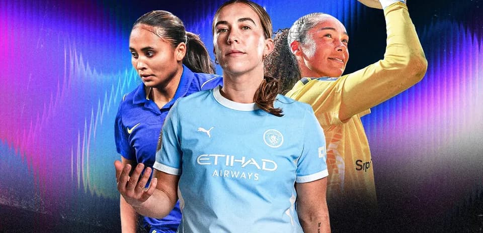 Tres jugadoras de fútbol en diferentes poses