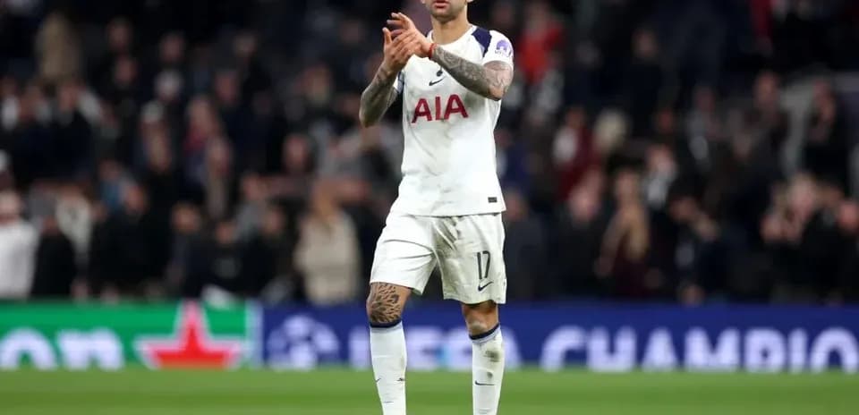 Jugador aplaudiendo a la afición después del partido