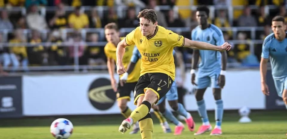 Jugador de Mjallby AIF pateando el balón