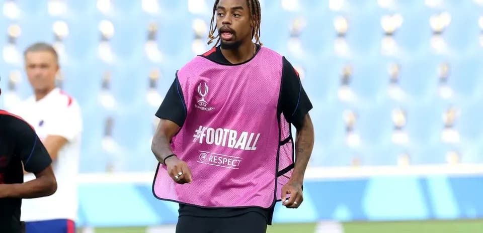 Jugador entrenando con chaleco en campo de fútbol
