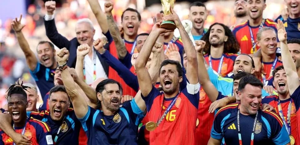 Jugadores de España celebrando con el trofeo del Mundial