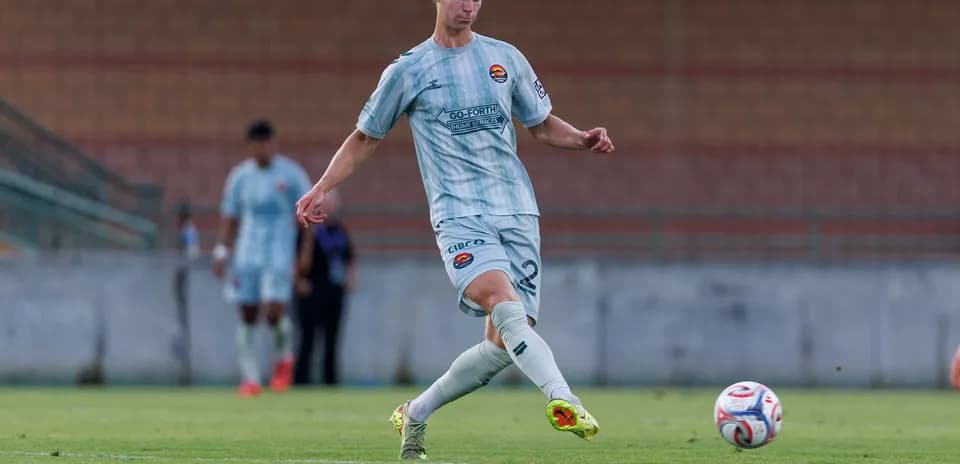 Jugador de Huntsville City disparando el balón