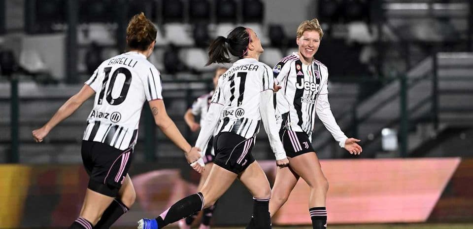 Jugadoras de Juventus celebrando un gol